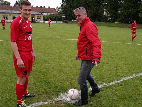 ASK-Union Rohrbach_Berg Anstoss mit dem Matchsponsor Hannes Grasserbauer